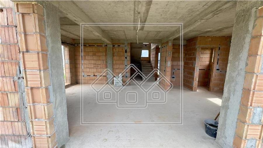 Casă individuală cu 5 camere cu Teren 400 Mp în Central