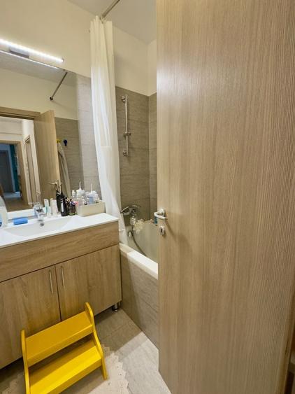 Apartament cu 3 camere semidecomandat, mobilat în Băneasa