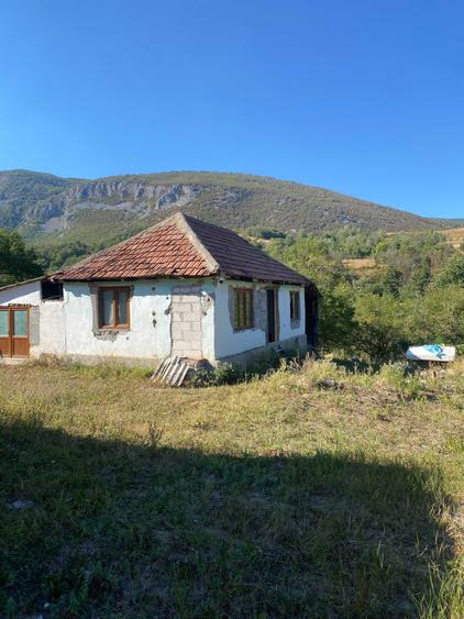 Casă cu 4 camere în Isverna