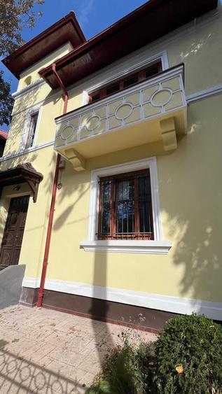 Casă individuală cu 10 camere cu Canalizare în Cotroceni