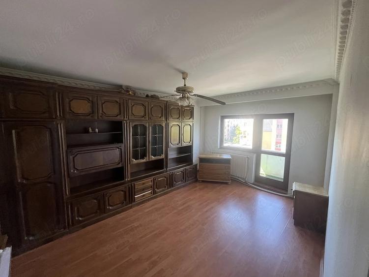 Apartament cu 3 camere decomandat în Republicii