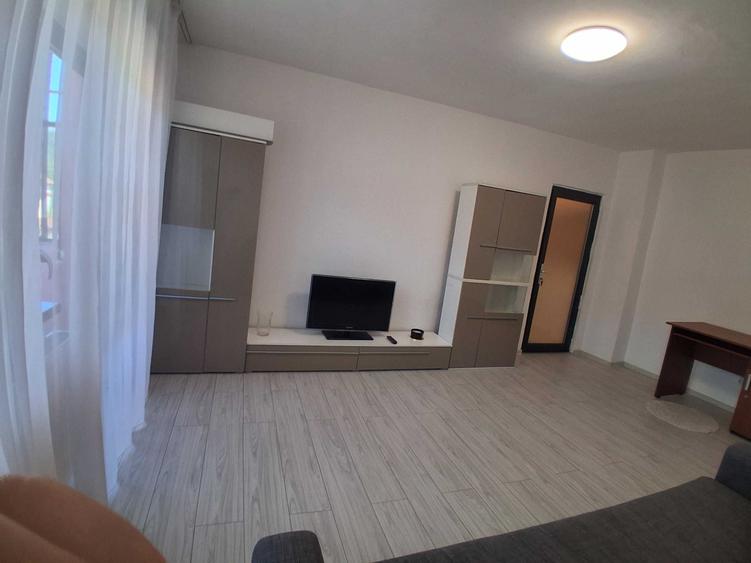 Inchiriez apartament, 2 camere, zona nord, total decomandat si utilat, centrala proprie, etaj 4, bloc cu acoperis. Nr. Telefon 0741470441 - 6