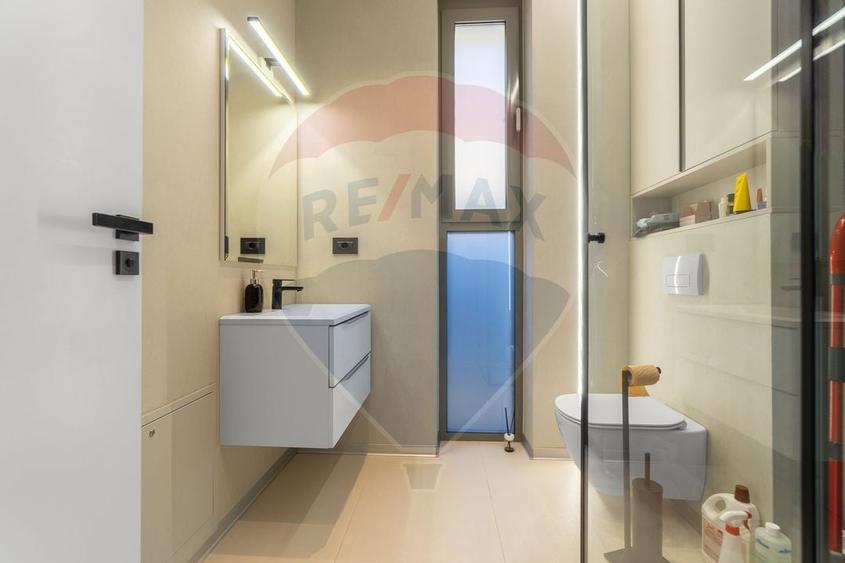 Casă cu 9 camere cu Teren 500 Mp în Stupini