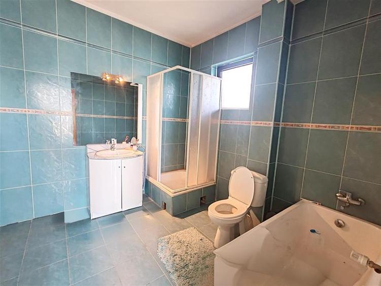 Casă individuală cu 9 camere cu Teren 800 Mp în Hărman