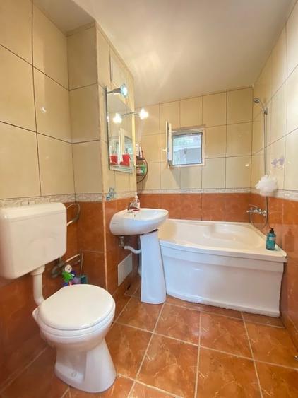 Apartament cu 3 camere semidecomandat, mobilat în Găvana