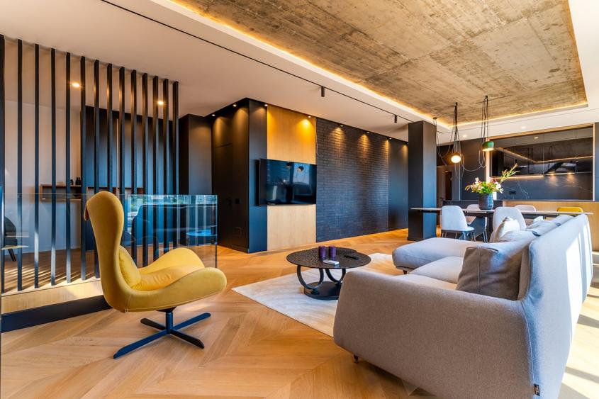 Apartament cu 4 camere semidecomandat, mobilat în Central