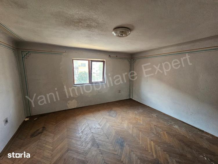 Casă cu 5 camere cu Teren 1672 Mp în Curtea de Argeș