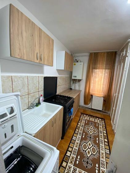 Ofer spre inchiriere apartament 2 camere, semidecomandat, zona Zamca, utilat, centrala termica, termopane, etaj 1. Pret 300 euro + o garantie. - 1
