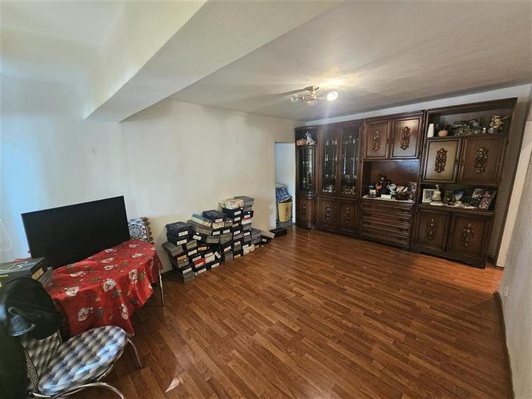 Apartament cu 3 camere semidecomandat, mobilat în Micro II