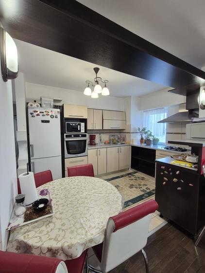 Apartament cu 3 camere decomandat în Nicolina