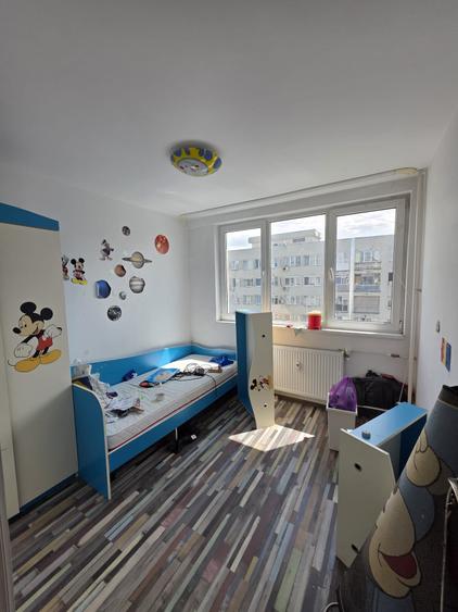 Apartament cu 4 camere semidecomandat în Drumul Taberei