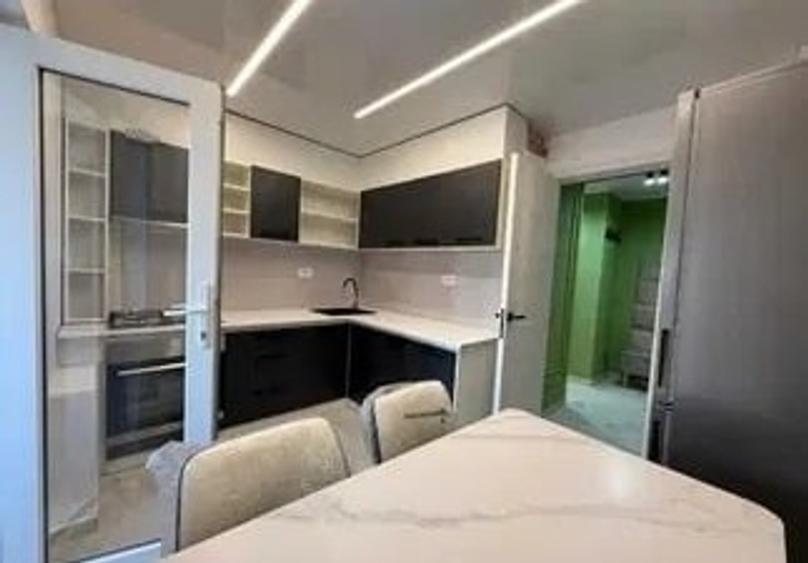 Apartament cu 3 camere decomandat, mobilat în Nicolina