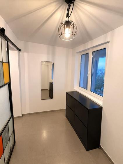 Apartament cu 3 camere semidecomandat, mobilat în Victoriei