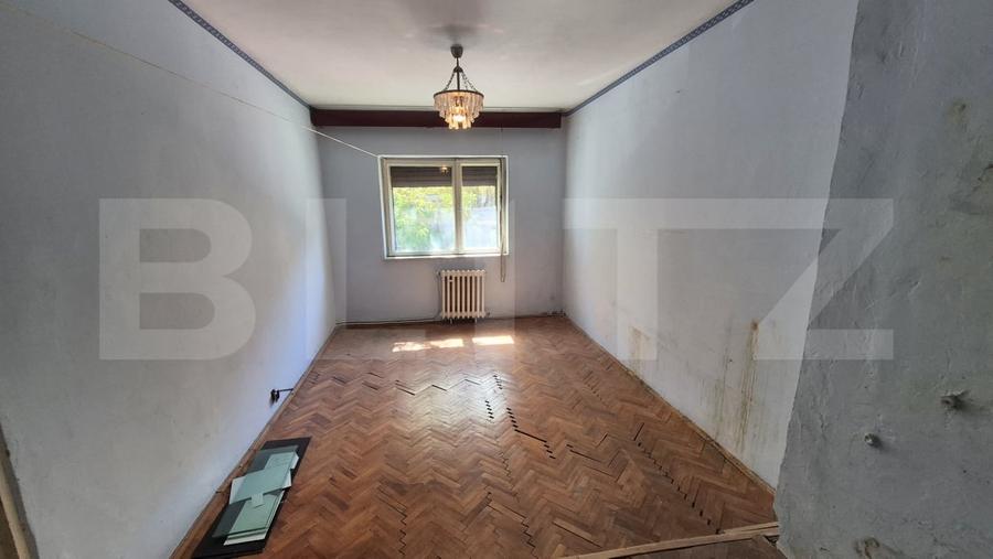 Apartament cu 4 camere semidecomandat, mobilat în Micro 17