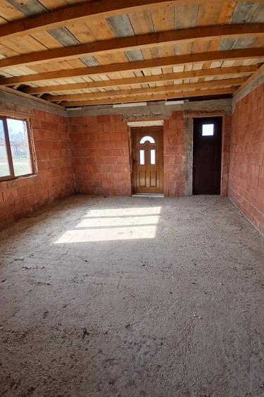 Casă cu 2 camere cu Teren 987 Mp în Peciu Nou