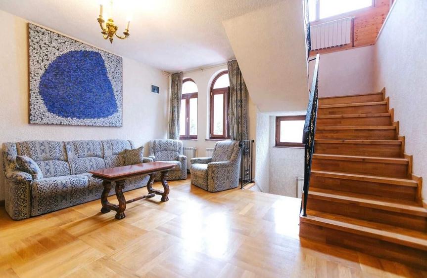 Casă cu 6 camere cu Teren 2182 Mp în Calea Moroieni