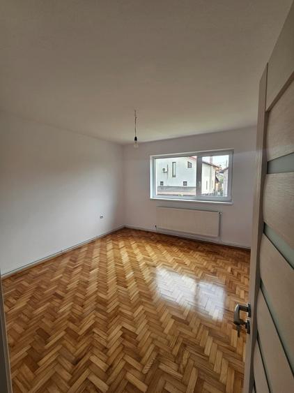 Casă individuală cu 8 camere cu Teren 510 Mp în Central