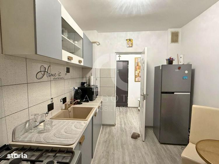 Apartament cu 3 camere semidecomandat în Micro 3