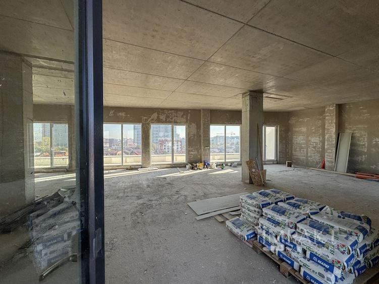 Birou, de 1,600 mp, în Central