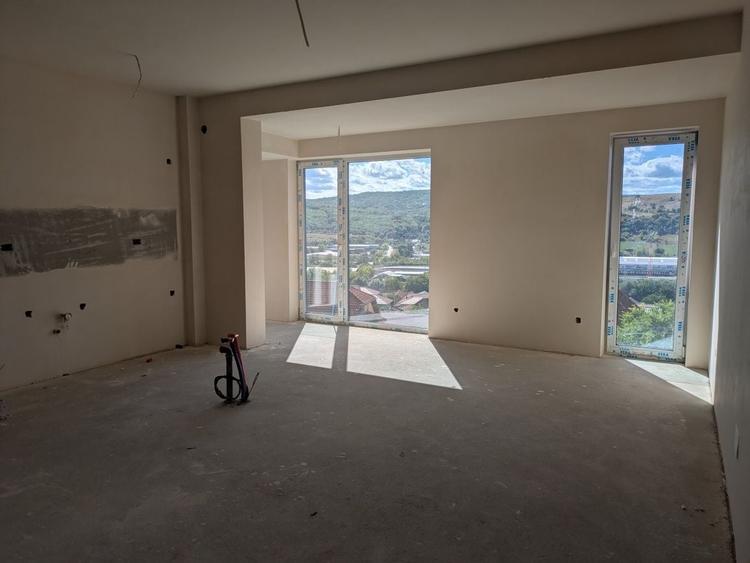 Apartament cu 3 camere decomandat în Baciu