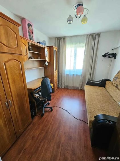 Apartament cu 3 camere semidecomandat în Central