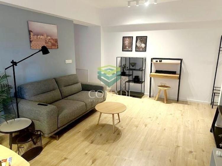 Apartament cu 3 camere semidecomandat în Aviației