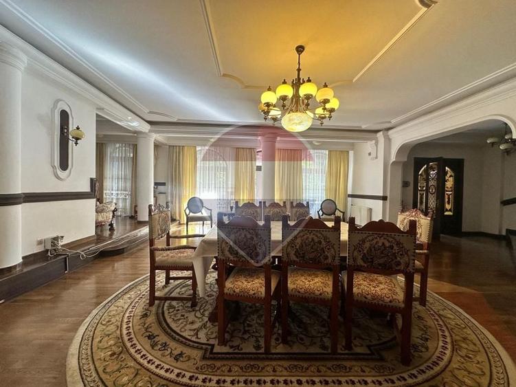 Casă individuală cu 8 camere cu Teren 488 Mp în Domenii