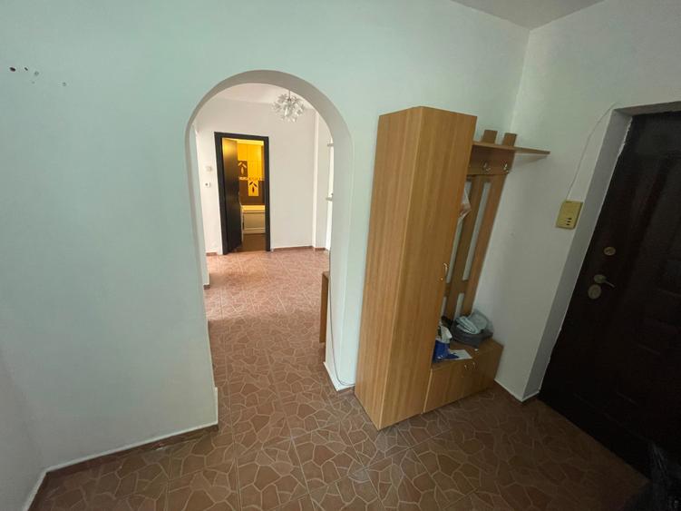 Apartament cu 3 camere decomandat în Nicolina