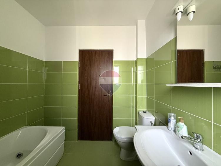 Apartament cu 3 camere semidecomandat, mobilat în Florești
