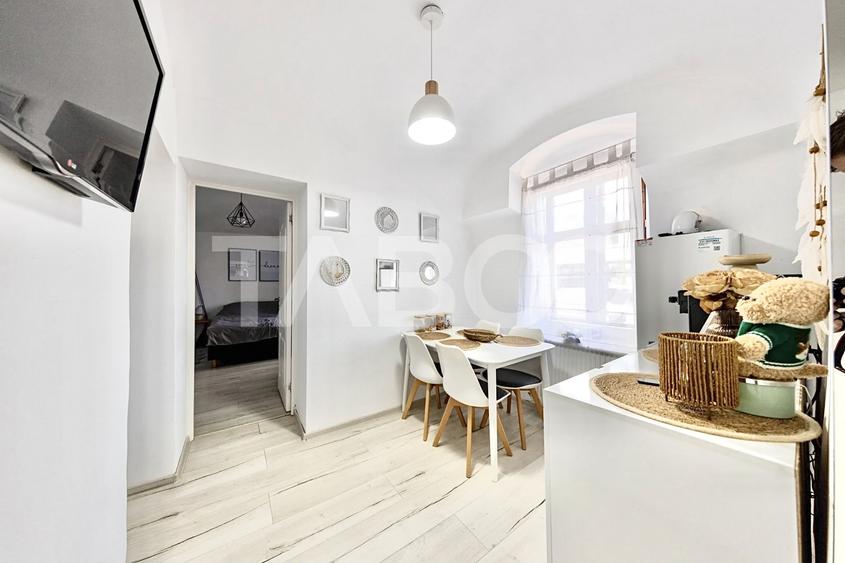 Apartament cu 2 camere semidecomandat, mobilat în Central