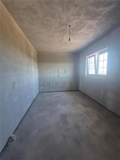 Casa individuala - despartita prin terasa - 4 benzi - zona excelenta - toate uti - 17