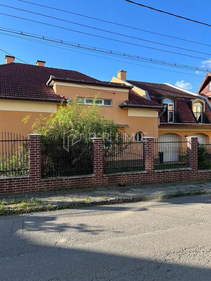 Casă individuală cu 7 camere cu Canalizare în Cornișa