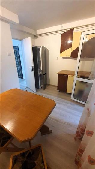Apartament cu 3 camere decomandat, mobilat în 1 Decembrie
