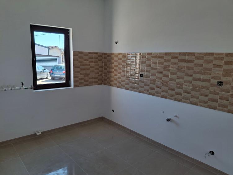Casă individuală cu 3 camere cu Canalizare în Est