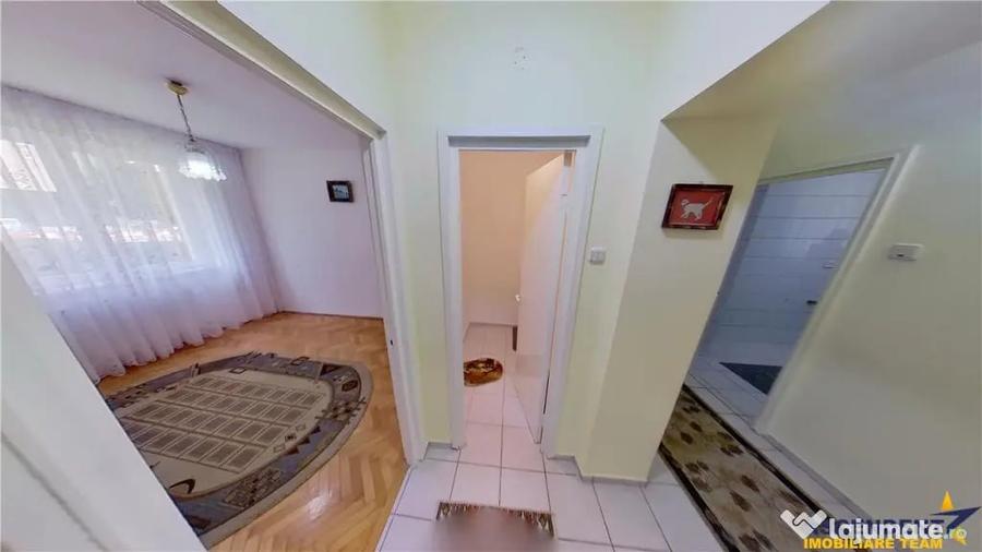 Apartament cu 3 camere decomandat în Calea București