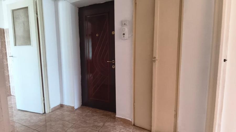 Apartament cu 4 camere semidecomandat în Piața Centrală