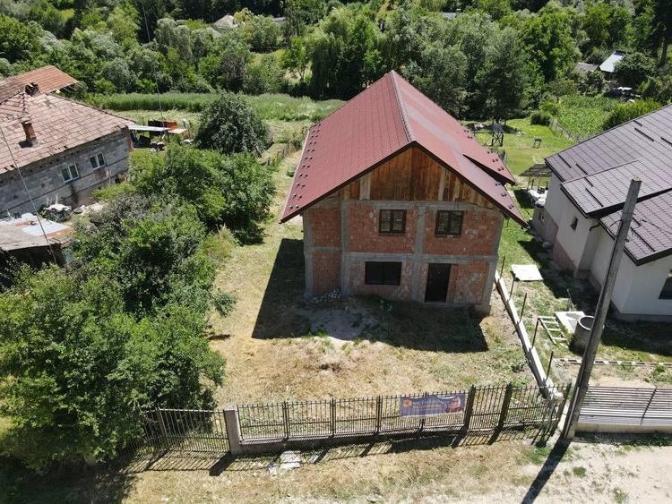 Casă cu Teren 1012 Mp în Merișani