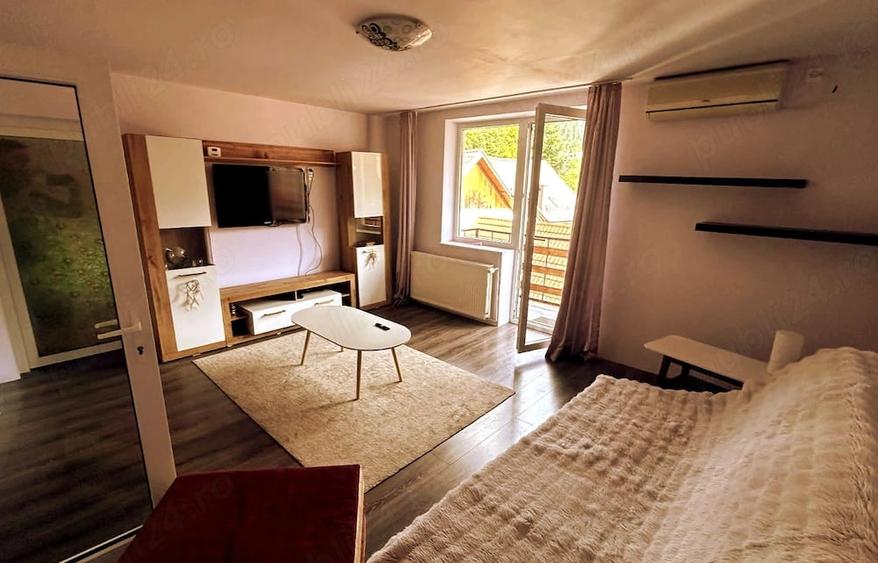 Apartament cu 3 camere semidecomandat în Schei