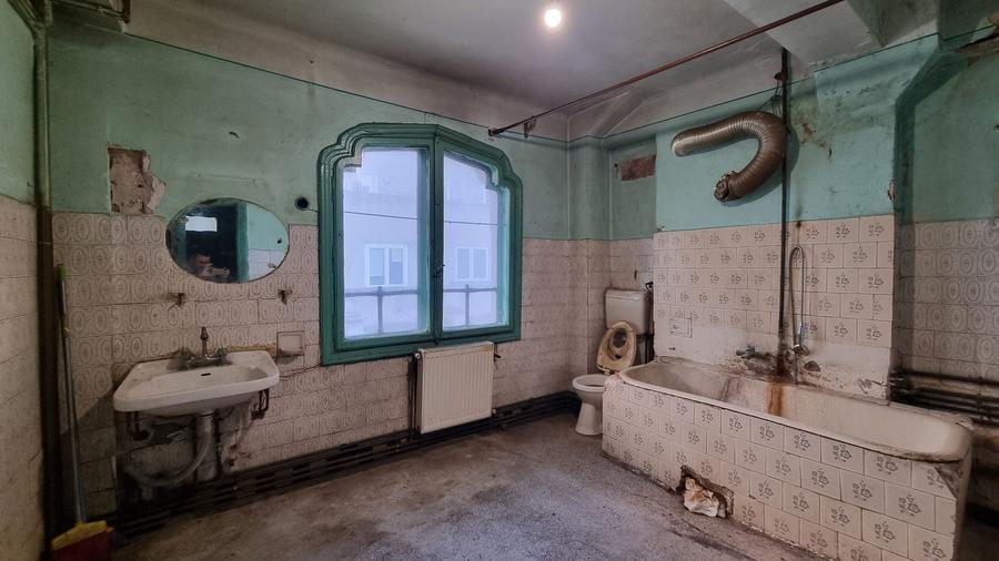 Apartament cu 4 camere decomandat în Calea Victoriei