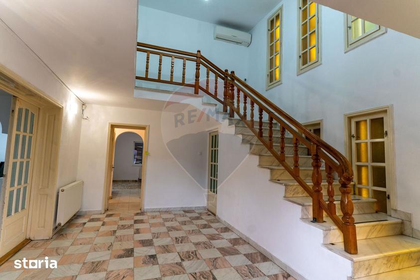 Casă cu 6 camere cu Teren 404 Mp în Centru Vechi