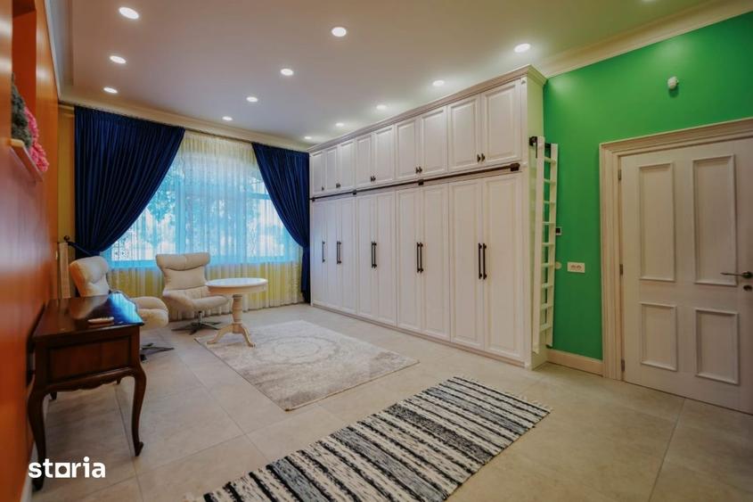 Casă cu 6 camere cu Teren 11880 Mp în Central