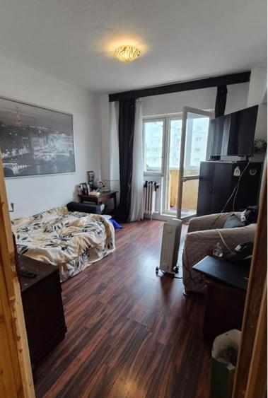 Apartament cu 4 camere semidecomandat în Crângași