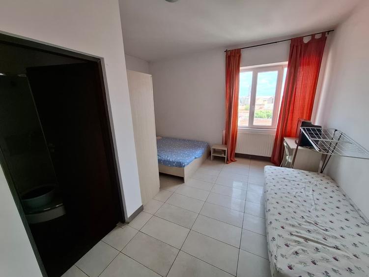 Apartament cu 7 camere decomandat în Central
