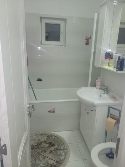 Apartament cu 3 camere decomandat în Lacul Tei