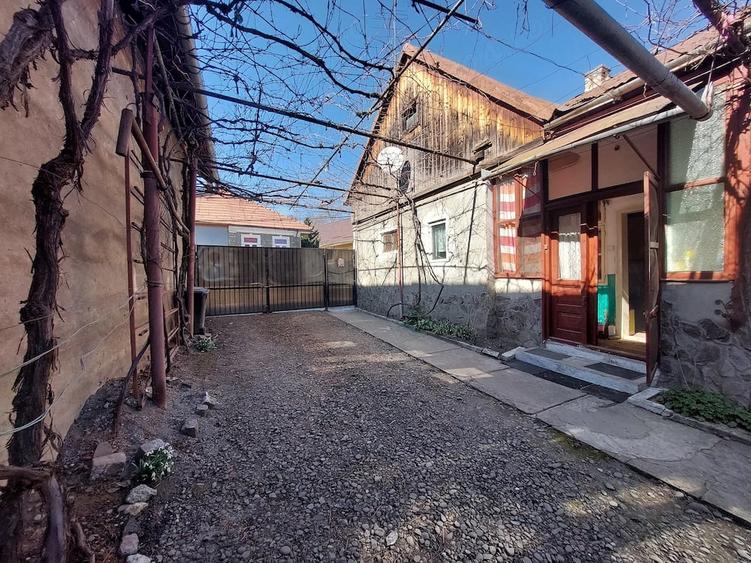Casă cu 2 camere cu Teren 300 Mp în Central