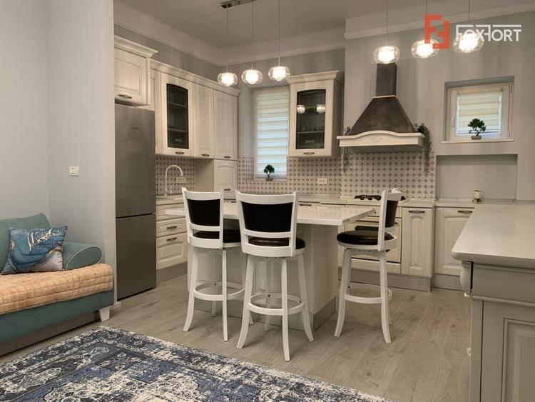 Apartament cu 3 camere semidecomandat, mobilat în Central