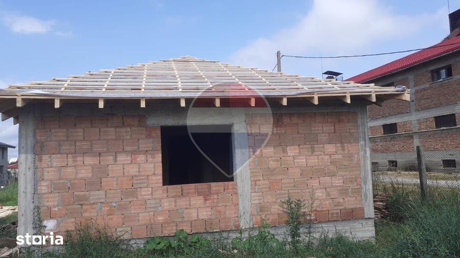 Casă cu 4 camere cu Teren 365.5 Mp în Hălchiu