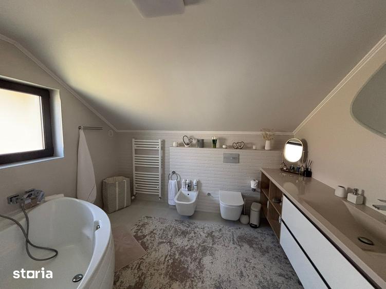 Casă cu 4 camere cu Teren 550 Mp în Central