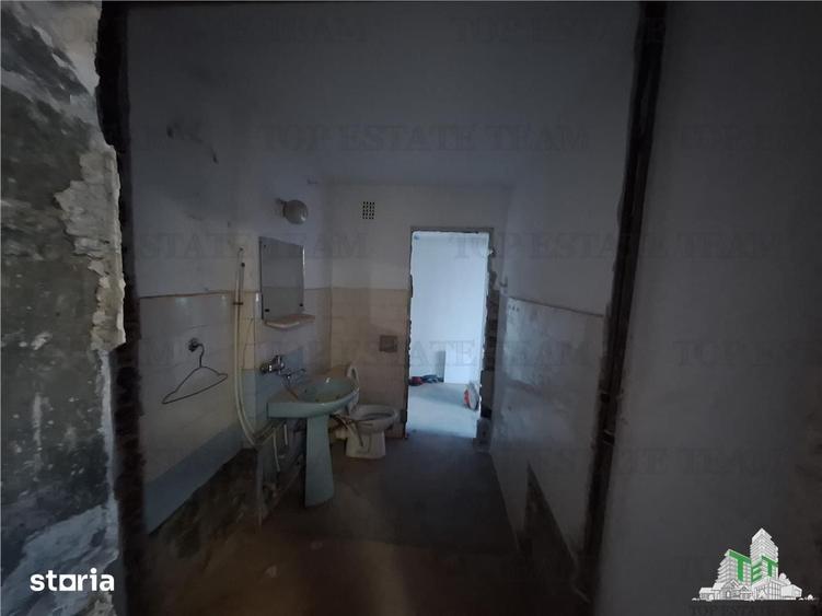 Apartament cu 3 camere semidecomandat în Calea Galați