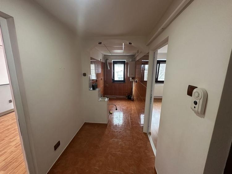 Apartament cu 3 camere semidecomandat în Hipodrom